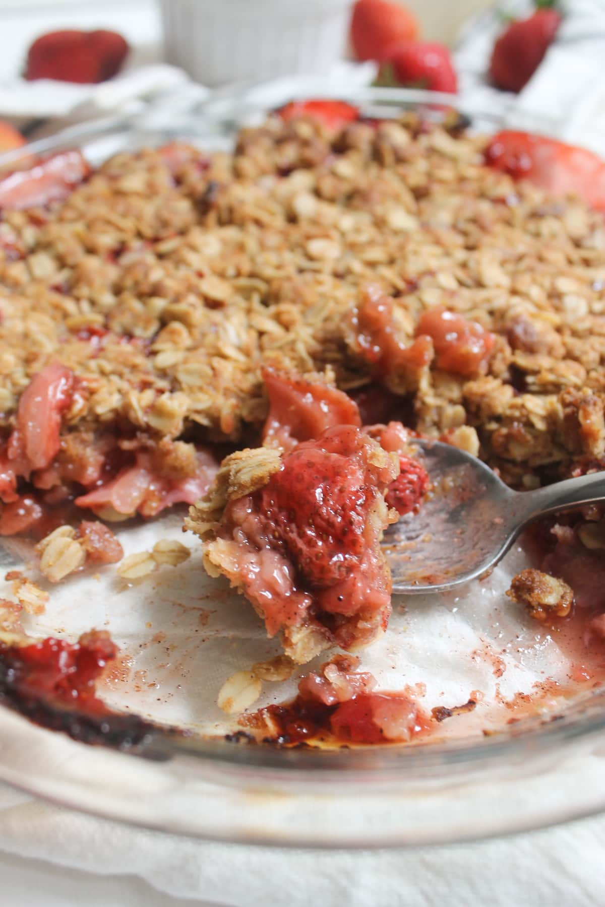 Strawberry cardamom crumble